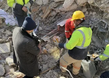Enkazda bulunan banka kasası yetkililere teslim edildi