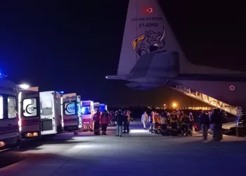 Depremzedeler TSK uçağıyla İstanbul’a getirildi