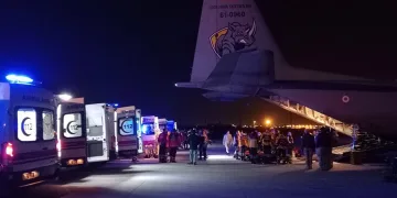 Depremzedeler TSK uçağıyla İstanbul’a getirildi