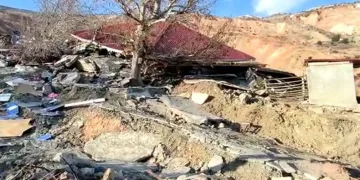 Heyelan, bir mezrayı yuttu