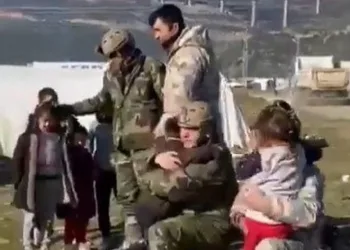 Mehmetçik’ten depremzede çocuklara çikolata