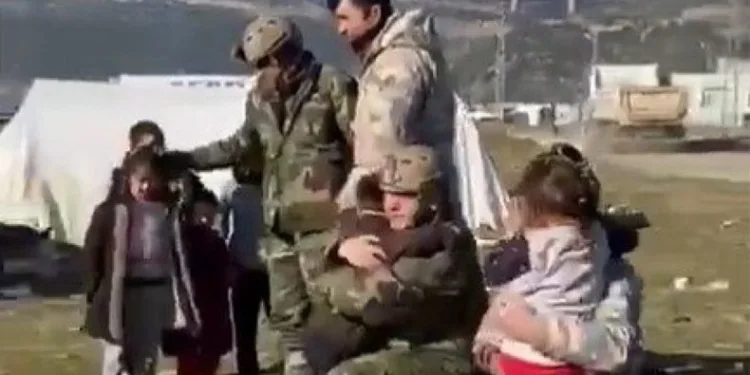 Mehmetçik’ten depremzede çocuklara çikolata