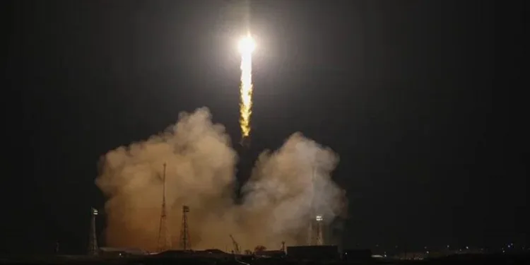 Uzayda mahsur kalan astronotlar için Soyuz MS-23 aracını fırlattı