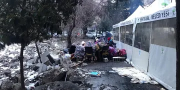 Enkaz bölgesinde ateş başında sabahladılar