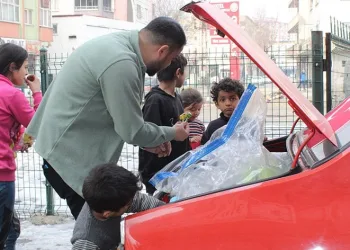 Rüyasının etkisinde kaldı, oyuncakları çocuklara ulaştırdı