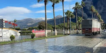 İskenderun’da deniz seviyesi yükselmeye başladı