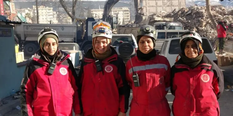 Enkazın ‘kurtarıcı kadınları’