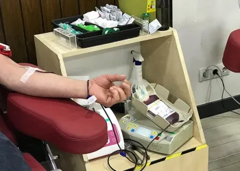 Depremzedelere yardım için kan merkezlerine koştular