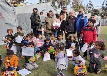 Depremzede çocukları askerler oyuncak vererek sevindirdi