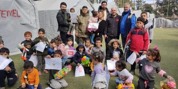 Depremzede çocukları askerler oyuncak vererek sevindirdi
