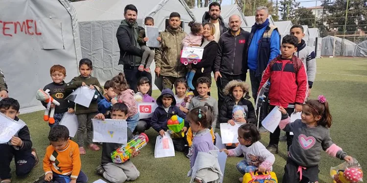 Depremzede çocukları askerler oyuncak vererek sevindirdi