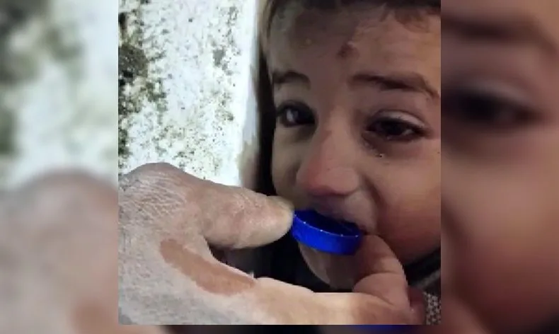 2 yaşındaki Muhammed bebek enkazdan çıkarıldı