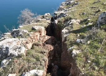 Fırat Nehri kıyısında yarıklar oluştu