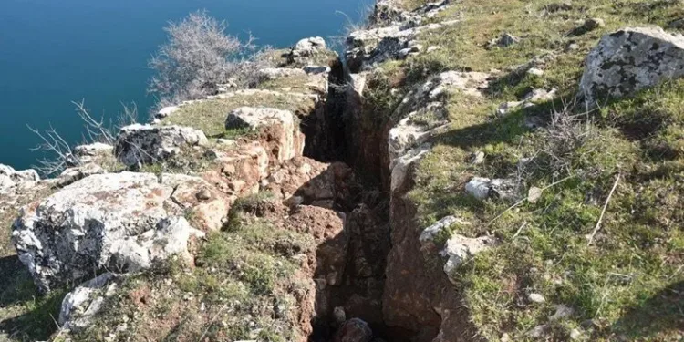 Fırat Nehri kıyısında yarıklar oluştu