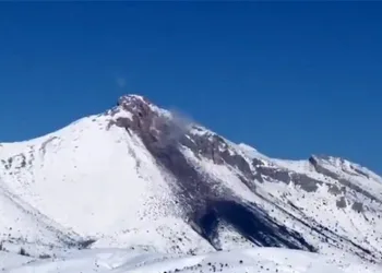 Depremden sonra dağdan çıkan dumanlar korkuttu