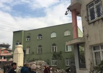 Yıkılan minare evin üzerine düştü