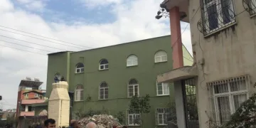 Yıkılan minare evin üzerine düştü