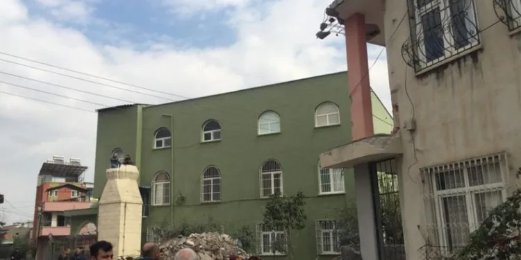 Yıkılan minare evin üzerine düştü