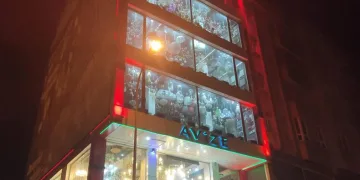 Avize dükkanı depremde sağlam kalmayı başardı
