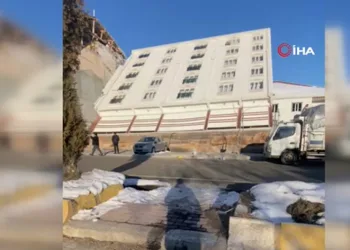 Bina yan yattı, camları bile kırılmadı