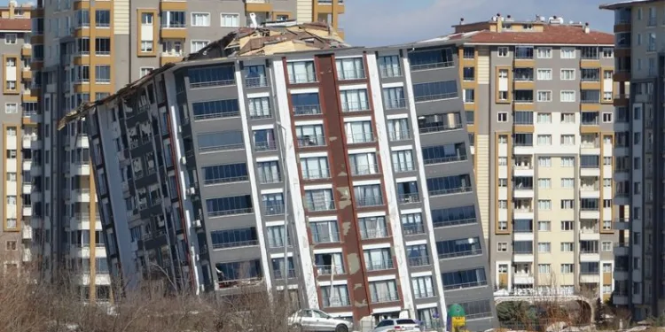 Yeni daireleri yıkılan vatandaşlar isyan etti