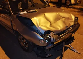 Sürücünün ayakkabısı otomobilin farına saplandı
