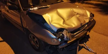 Sürücünün ayakkabısı otomobilin farına saplandı