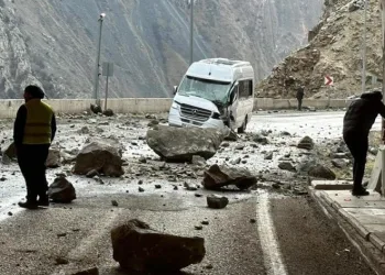 Yamaçtan kopan kayalar servis aracına düştü