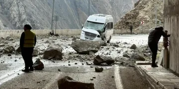 Yamaçtan kopan kayalar servis aracına düştü