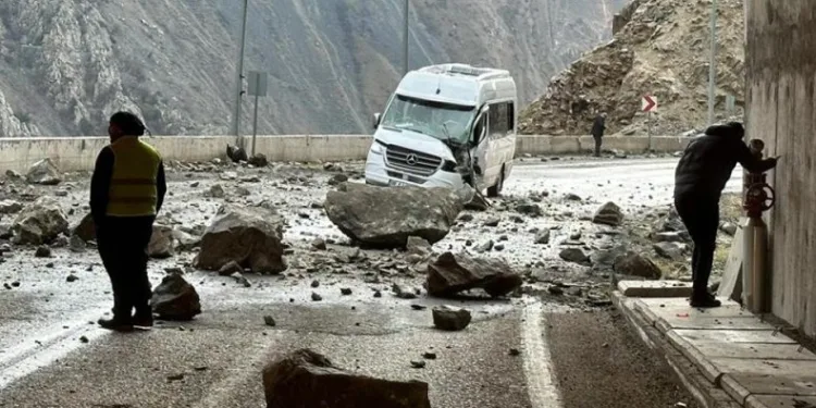 Yamaçtan kopan kayalar servis aracına düştü