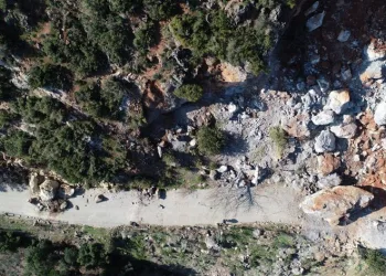 Devasa kayalar köyün üzerine yuvarlandı
