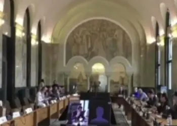 Roman milletvekili toplantıya duştan katıldı