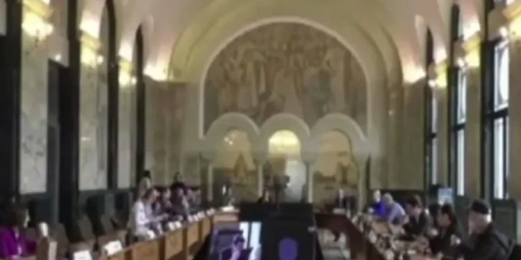 Roman milletvekili toplantıya duştan katıldı