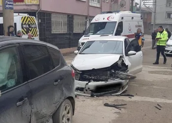 Bursa’da otomobillerin kazası kamerada