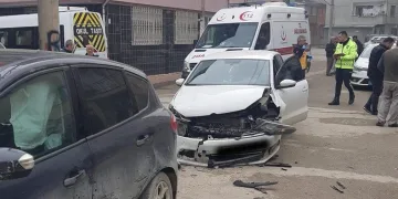Bursa’da otomobillerin kazası kamerada