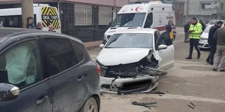 Bursa’da otomobillerin kazası kamerada