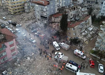 Yaşanan 6.4’lük depremin ardından enkaz alanı