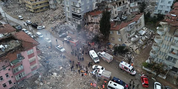 Yaşanan 6.4’lük depremin ardından enkaz alanı
