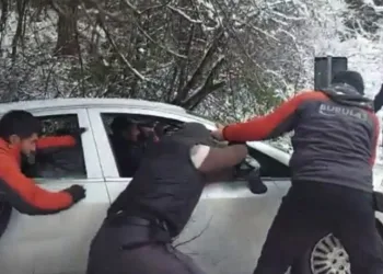 Bursa’da şarampole uçan otomobilin yardımına otopark görevlileri yetişti