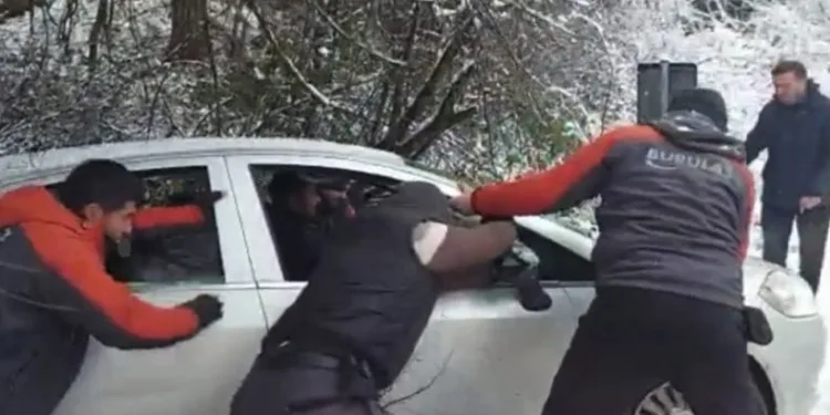 Bursa’da şarampole uçan otomobilin yardımına otopark görevlileri yetişti