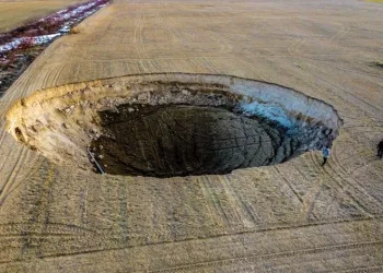 12 metre derinliğinde obruk oluştu