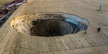 12 metre derinliğinde obruk oluştu