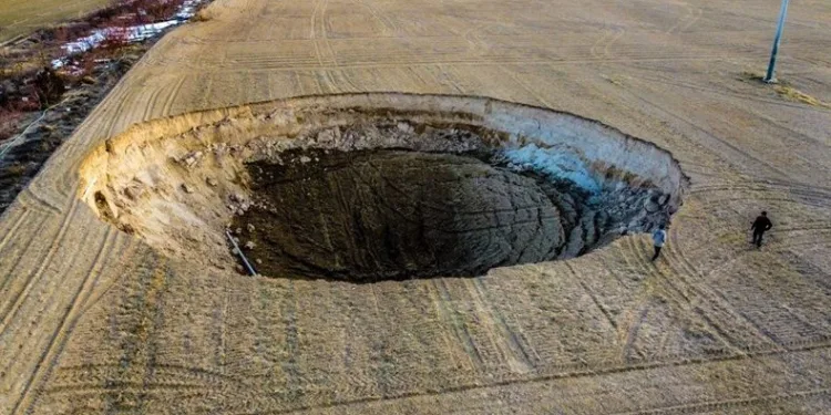 12 metre derinliğinde obruk oluştu