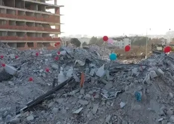 Yıkılan anaokulunun enkazına balonlar bağlandı