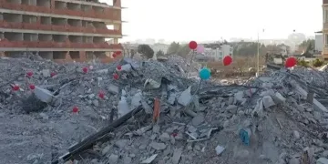 Yıkılan anaokulunun enkazına balonlar bağlandı