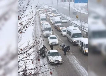 Dökülen simitleri toplamak için çevre yolunda trafiği durdurdular