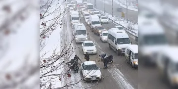 Dökülen simitleri toplamak için çevre yolunda trafiği durdurdular