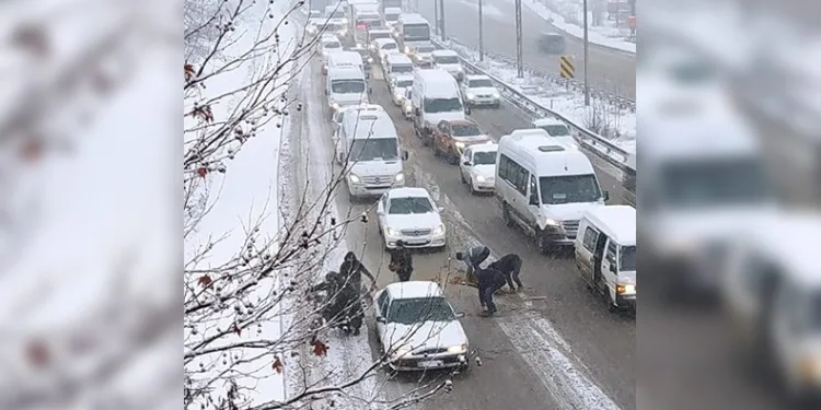 Dökülen simitleri toplamak için çevre yolunda trafiği durdurdular