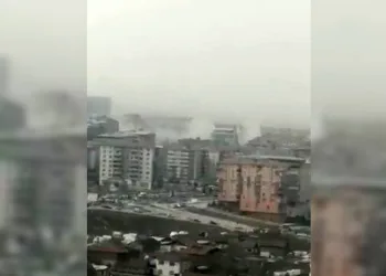 Depremde yıkılan binaların toz bulutu