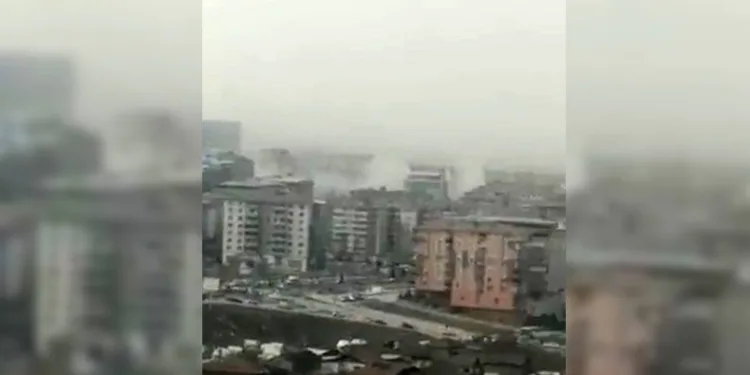 Depremde yıkılan binaların toz bulutu